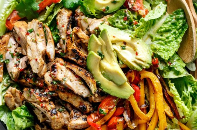 Grilled Chili Lime Chicken Fajita Salad (+ VIDEO) • Furilia | Your ...