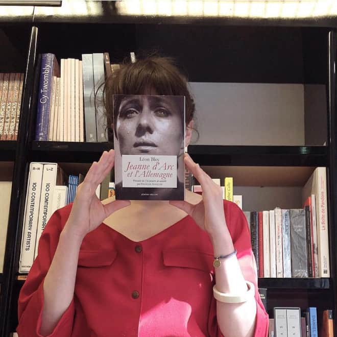 French Bookstore Librairie Mollat  Customers Strategically Posing With Perfectly Matching Book Covers